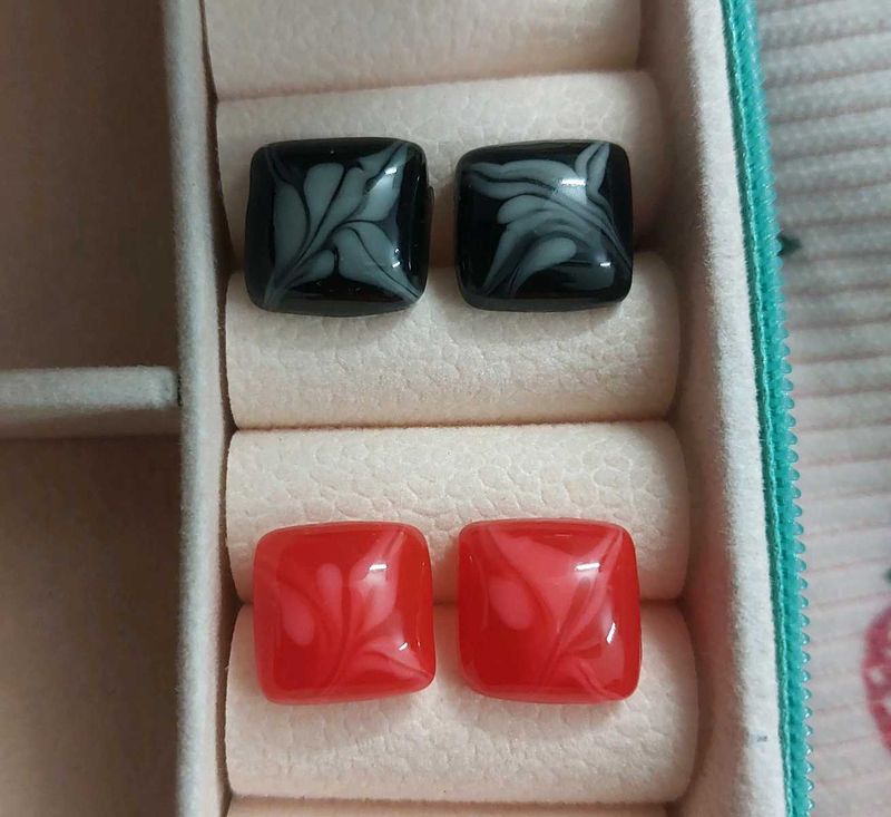 Set of 2 stud earrings