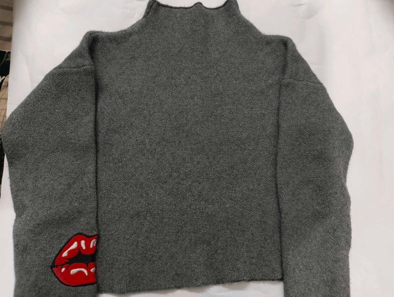 Gray knitted crop sweater with Lip patch