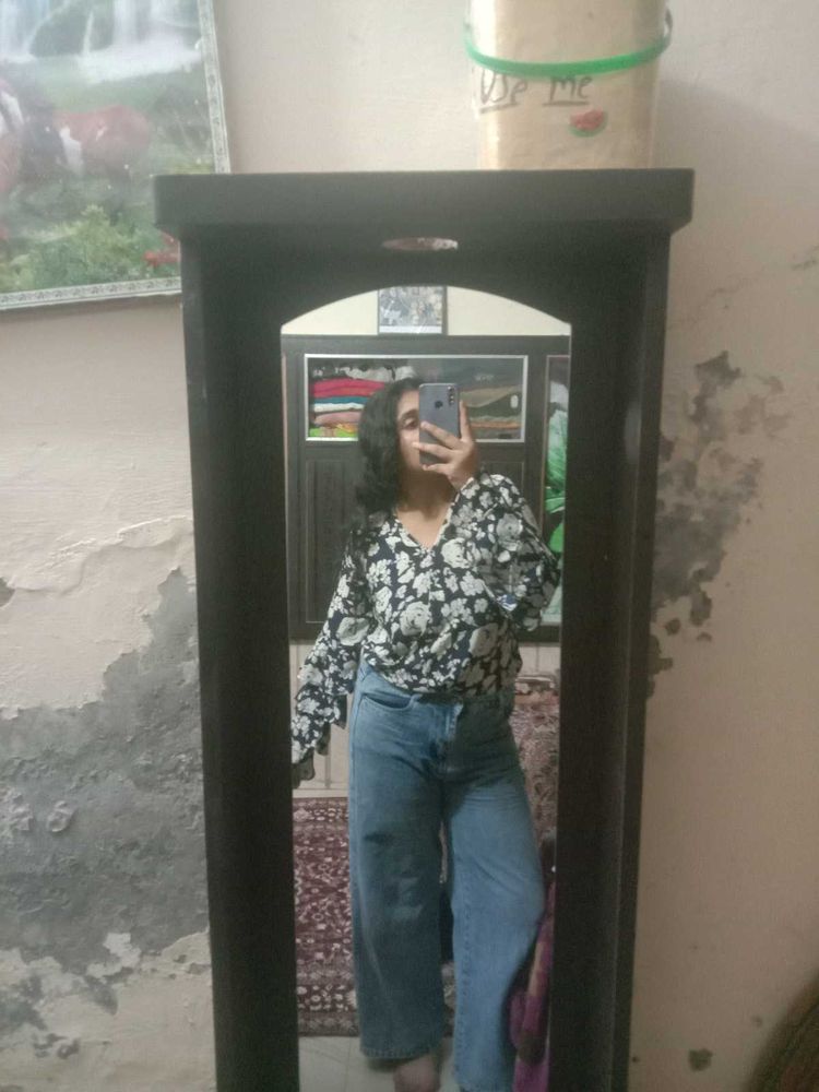 It&#39; An Top Flowral Print With Chinched Sleaves
