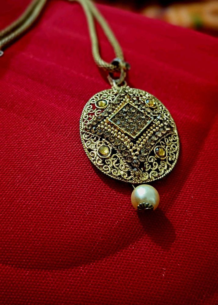 Vintage-Style Pearl Pendant Necklace