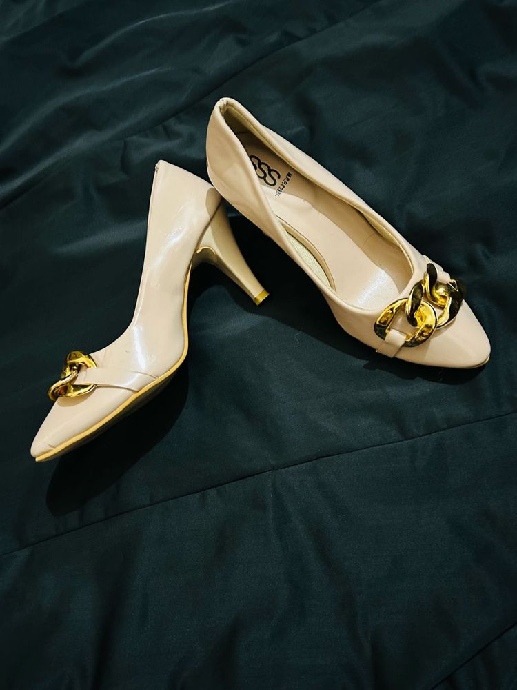 Beige heels with gold chain