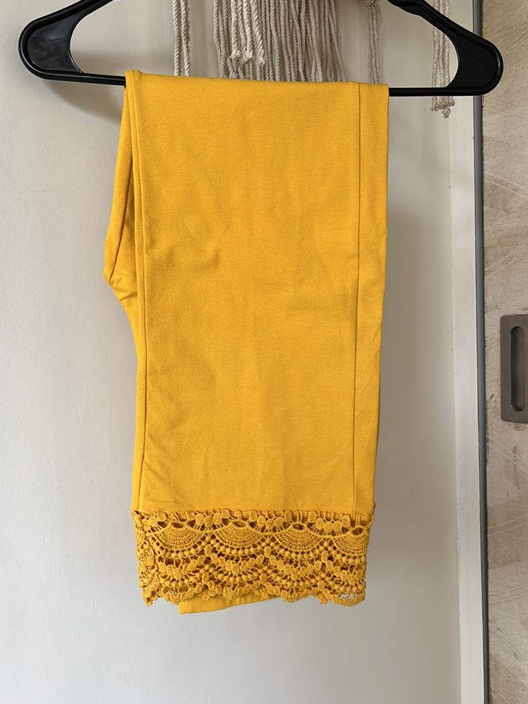 🥳Yellow Capri With Lace Detailing At Bottom
