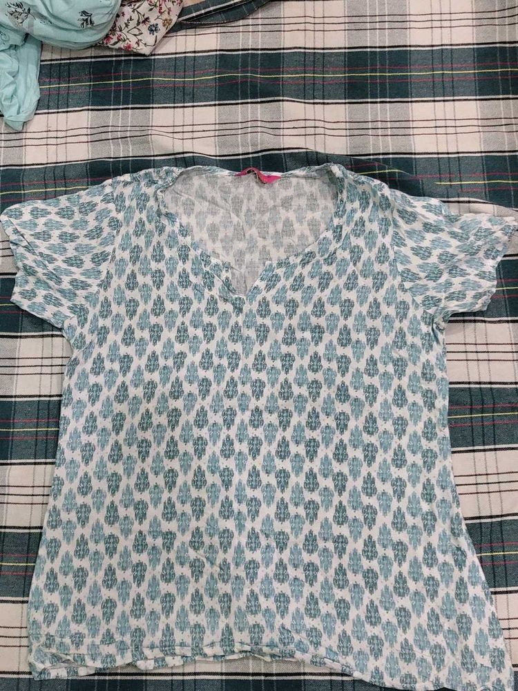 Blue &amp; White Patterned V-Neck Tee