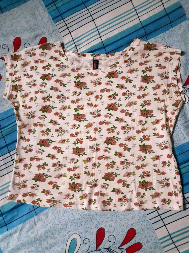 White Floral Print Crop Top Women&#39;s Tshirt 🌸🤍