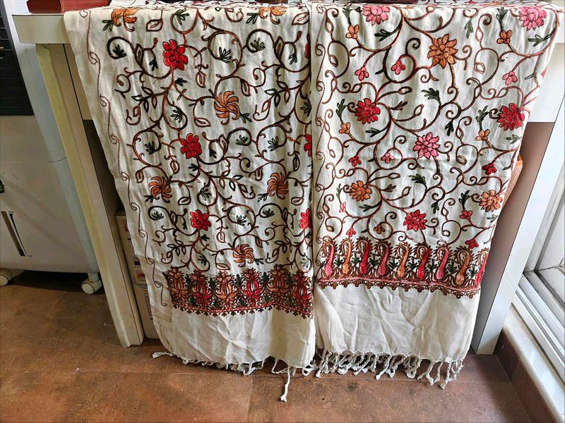 Embroidered Shawl/Stoll