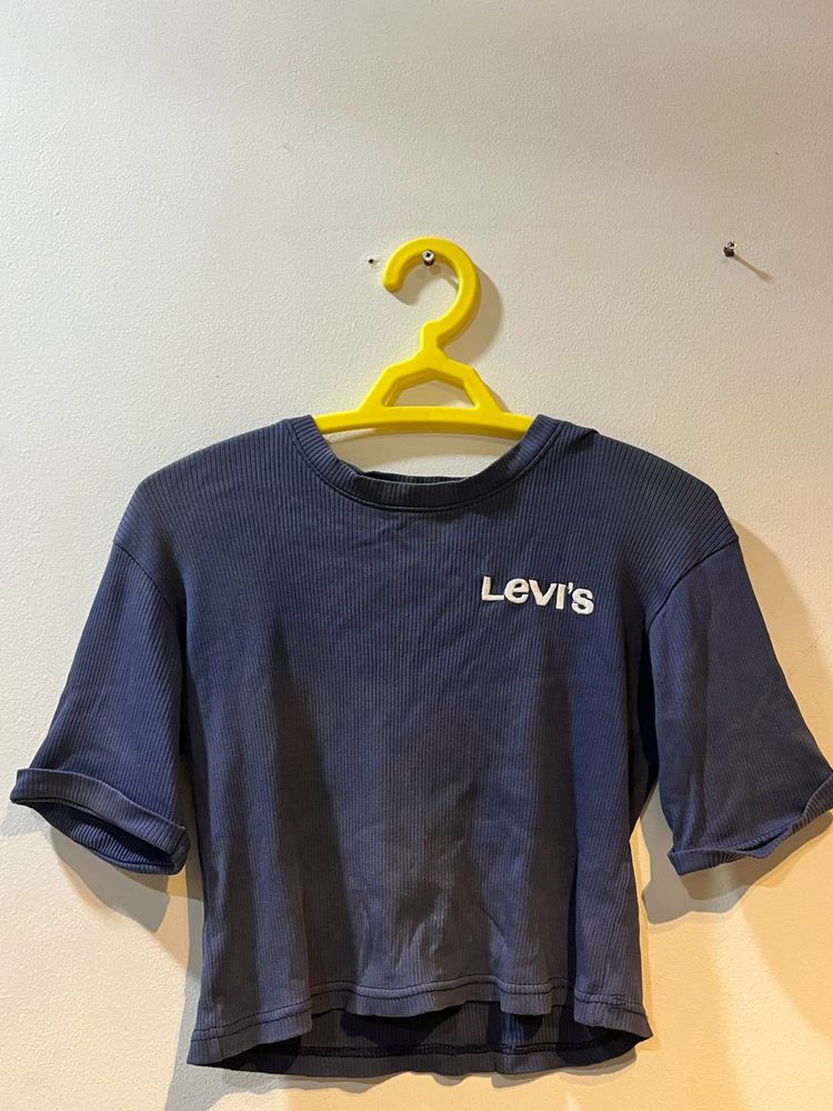 Levi&#39;s Cropped Tee