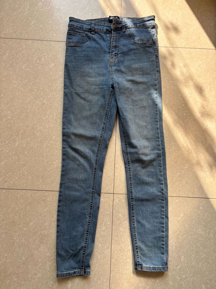 High waisted blue skinny jeans