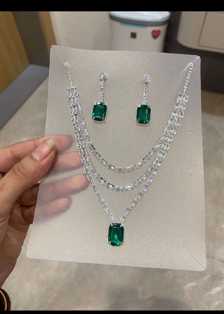 Emerald Elegance Jewelry Set