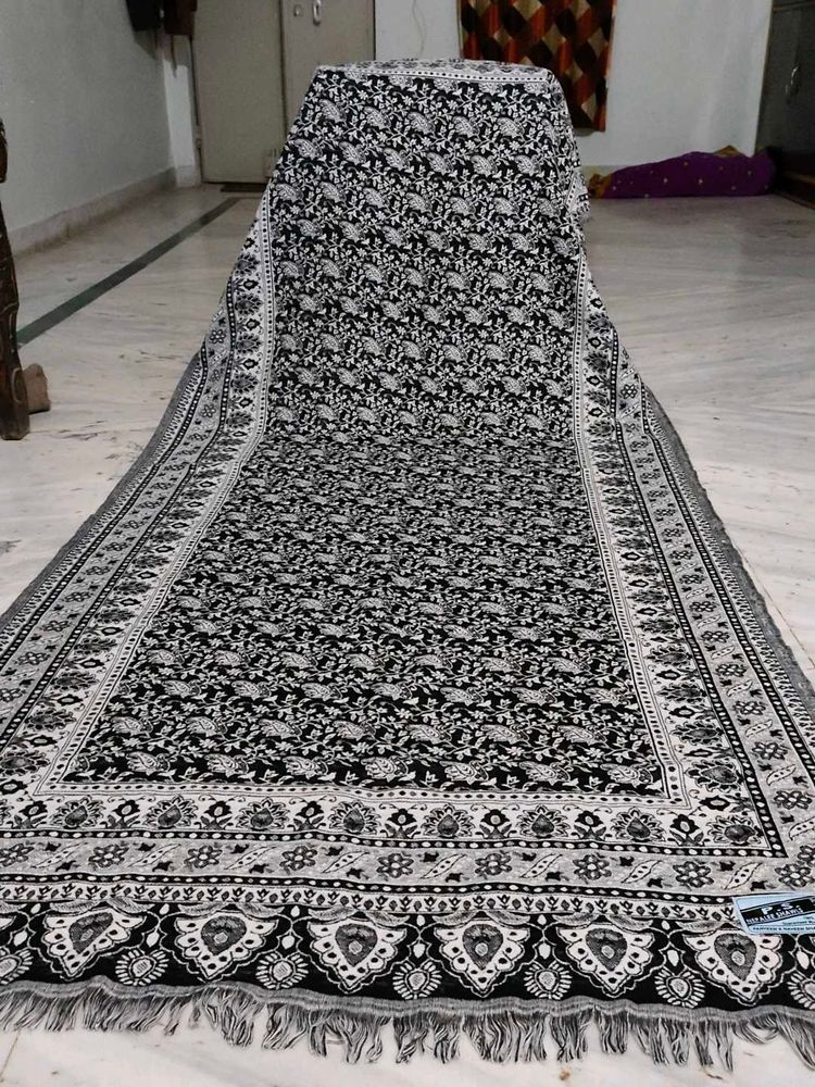 Beautiful Black &amp; White Kani Warm Shawl
