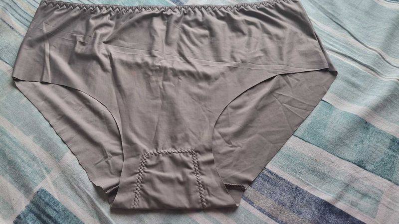 Premium Comfort Seamless Inners for Everyday Wear.