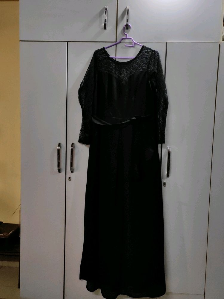 Black Maxi Dress With Laced Sleeves Of Size - Xl.
