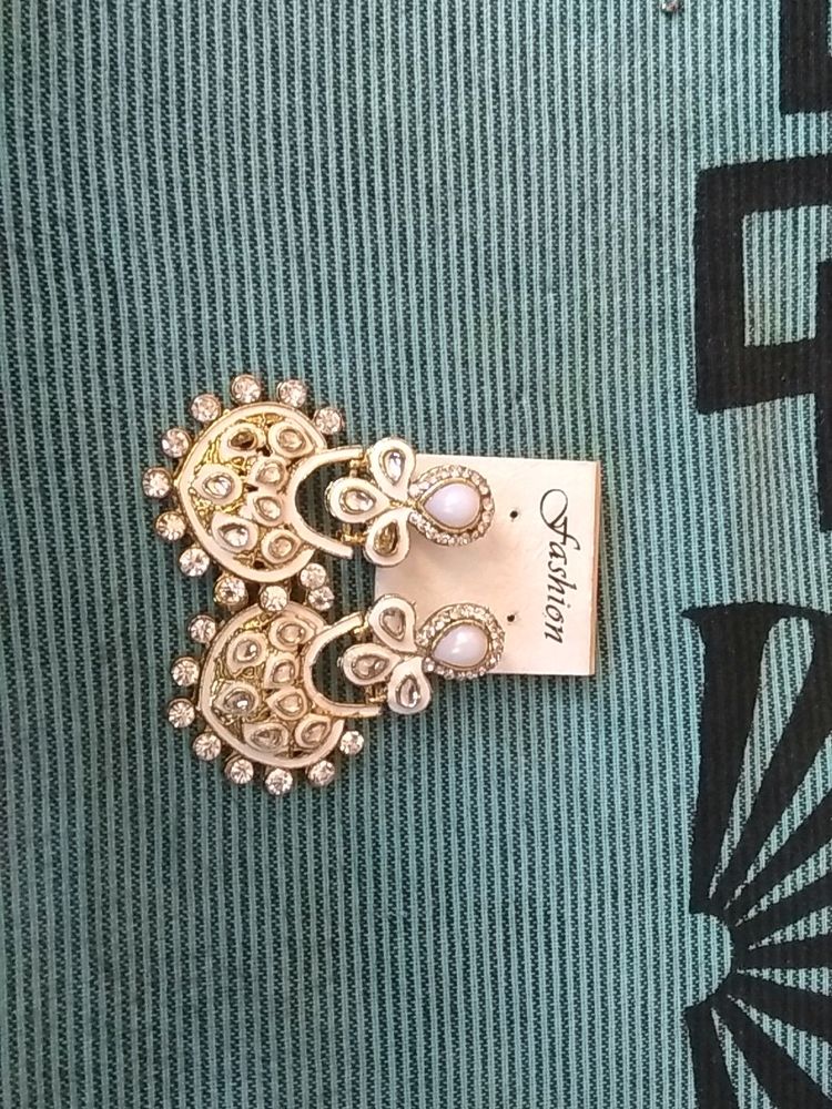 White Long Earnings With Pearls In The Middle