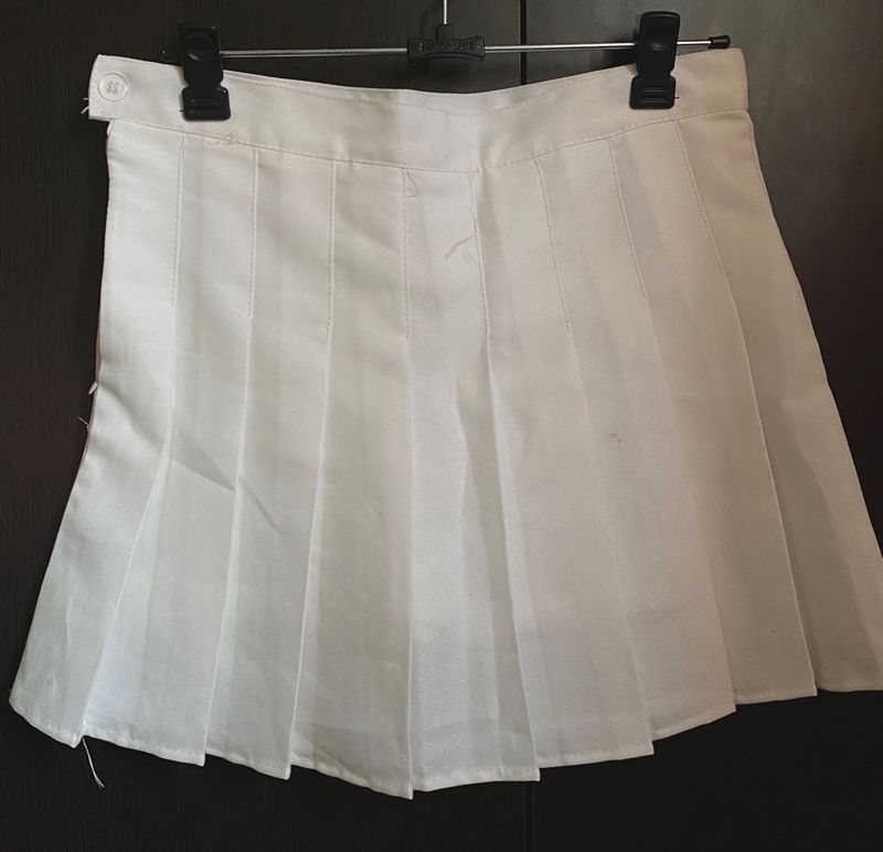🦢 White Pleated Skirt - Elegant and Versatile