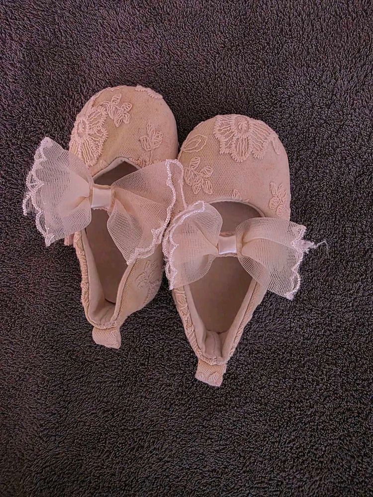 Floral Offwhite Lace Embroidered Shoes Free