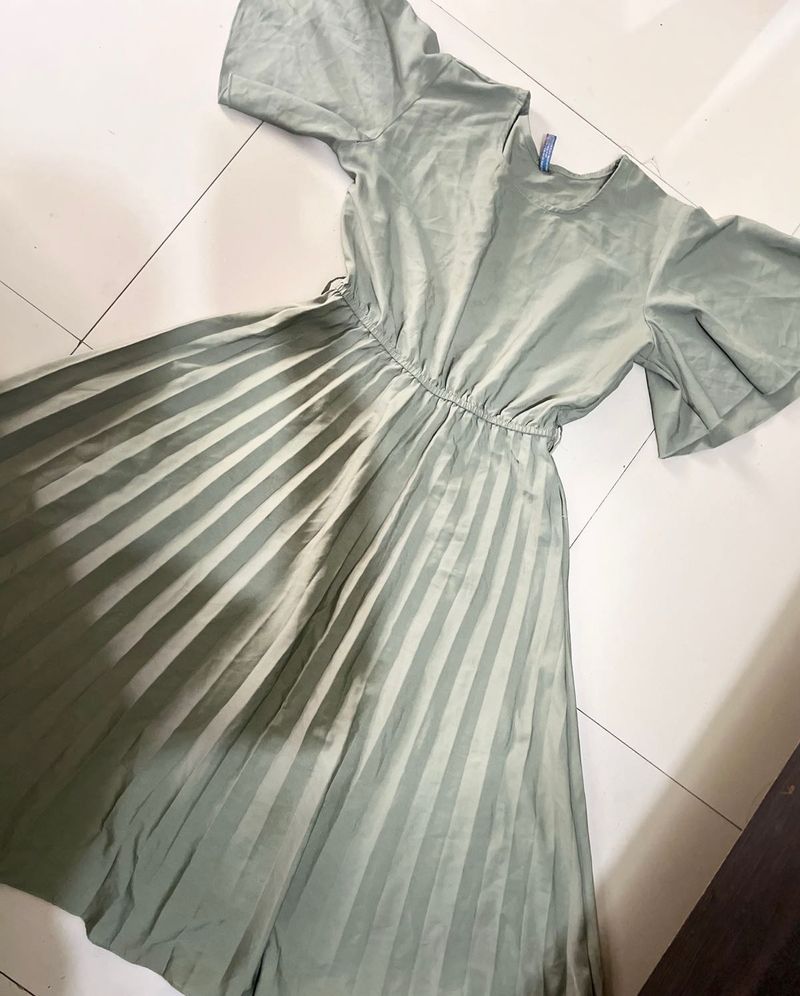 Elegant Green Pleated Dress