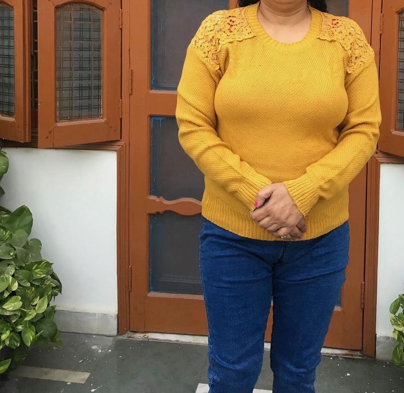 Mustard lace top 💕