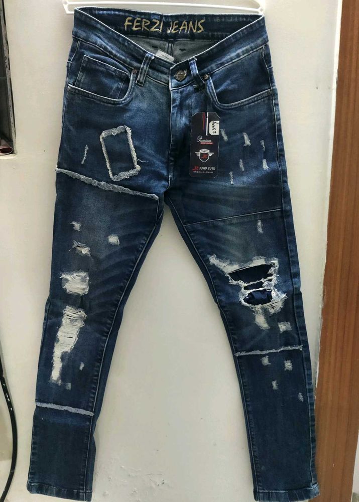 Distressed Ferzi Jeans