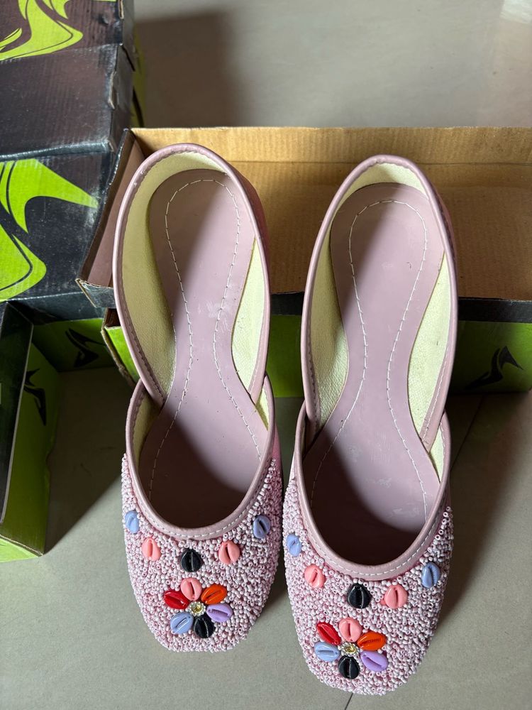 Women Embroidered Pink Juttis