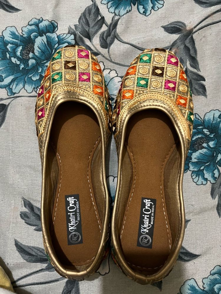 Embroidered Juttis