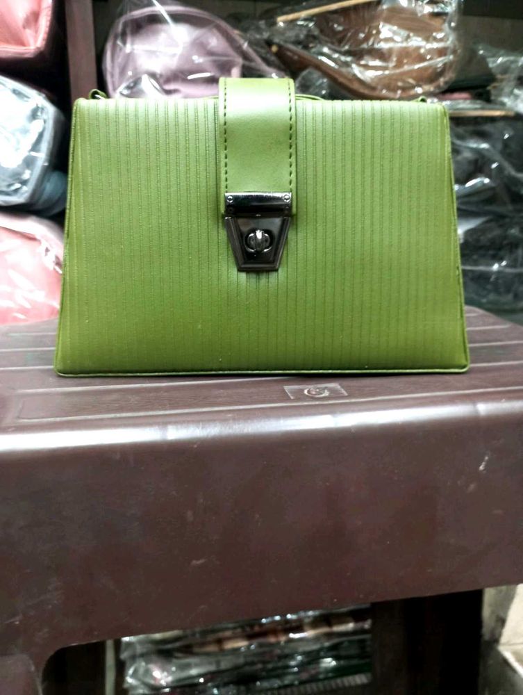 😍Fashionable Green 💚 Sling Bag 😍