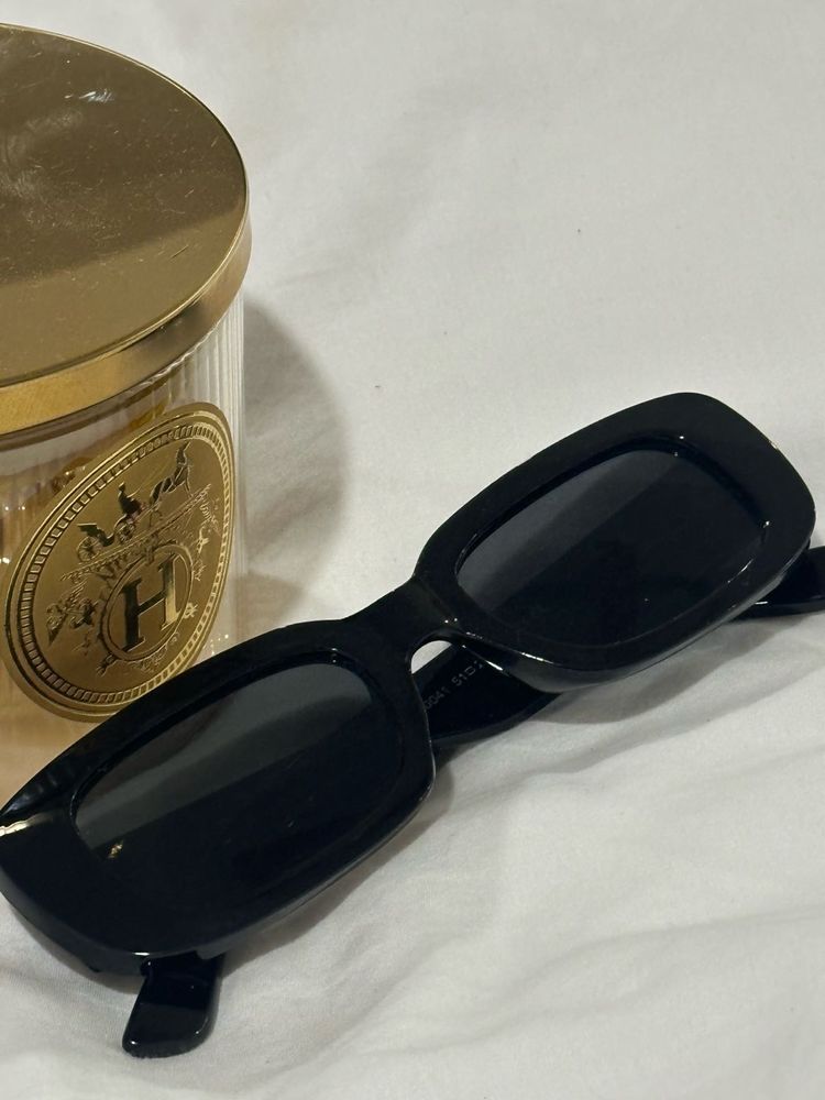 Chic Black Rectangle Sunglasses