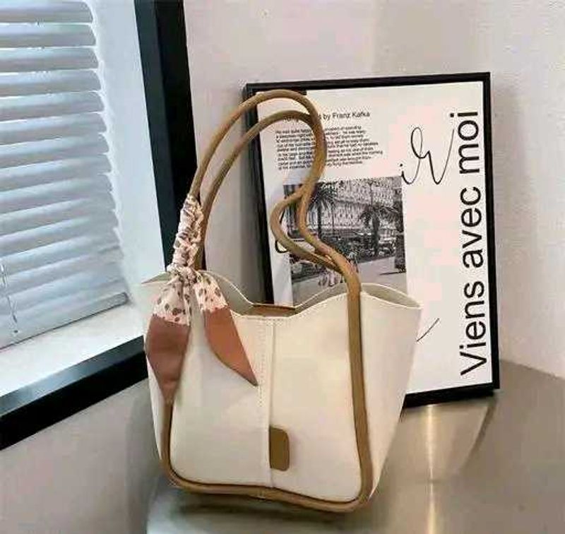 Casual Women’s Shoulder Bag in Faux Leather