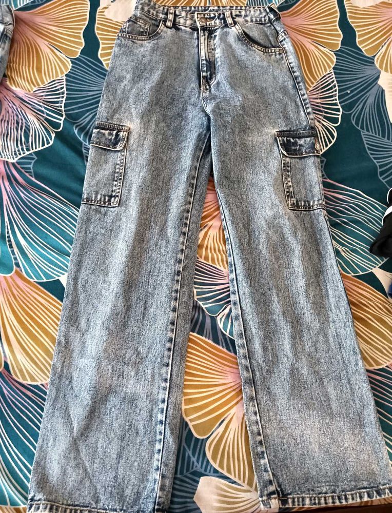 Trendy Wide-Leg Cargo Jeans