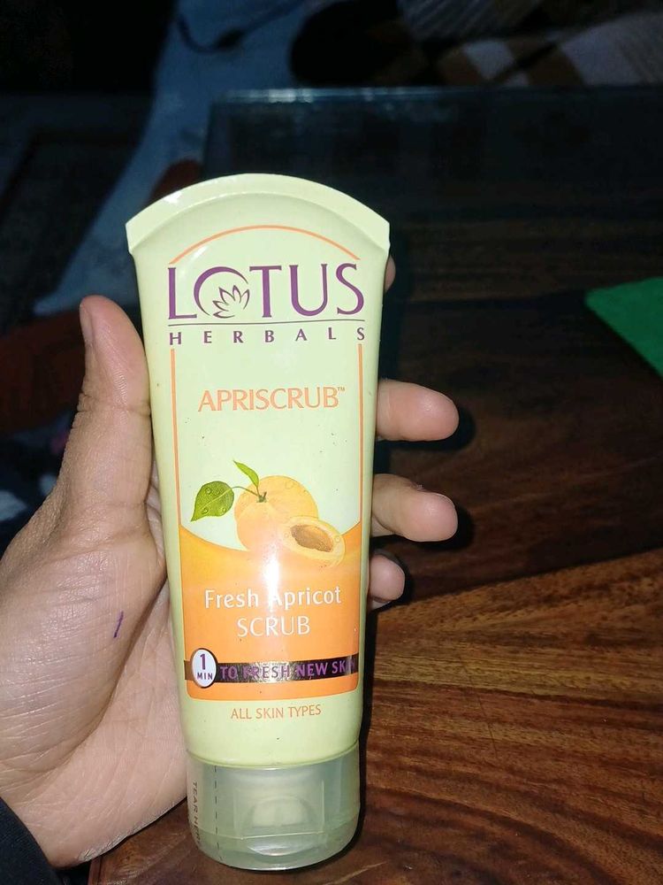 Lotus Herbals Apriscrub