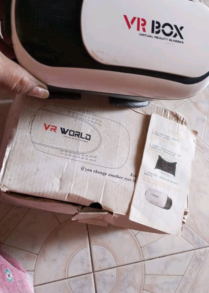 Virtual Reality Box.⁷