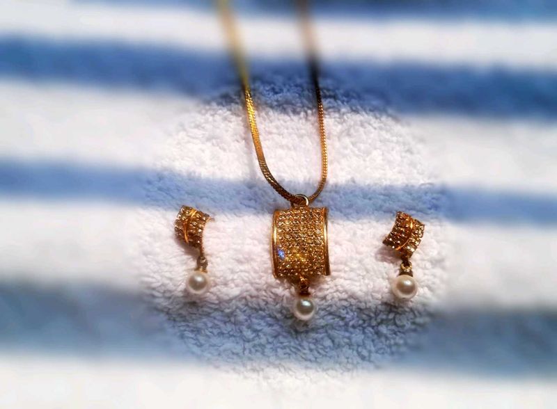 Pendant &amp; Earrings Set
