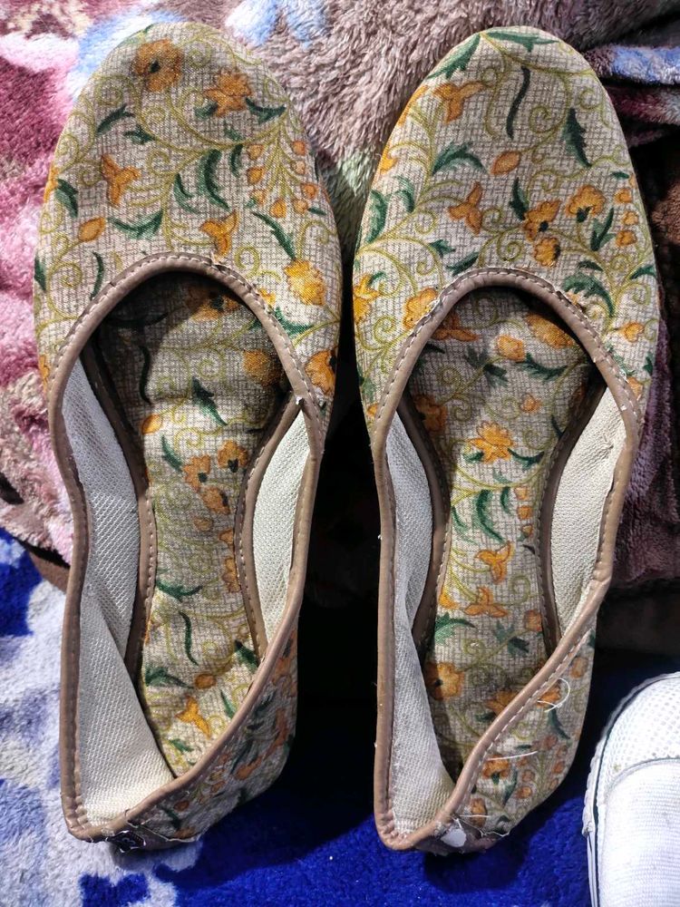 Floral Print Juttis