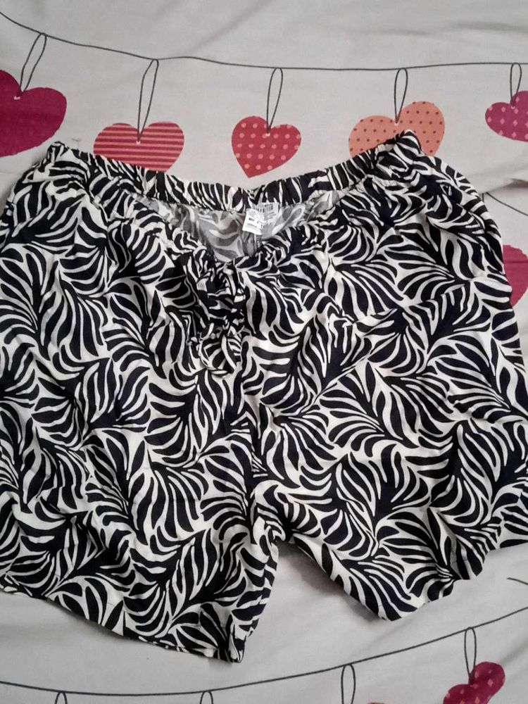 Patterned Black &amp; White Shorts