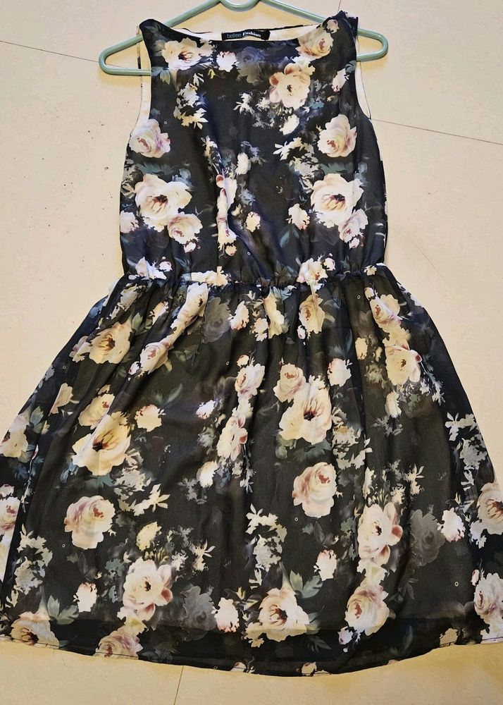 Short sleeveless dress printed design