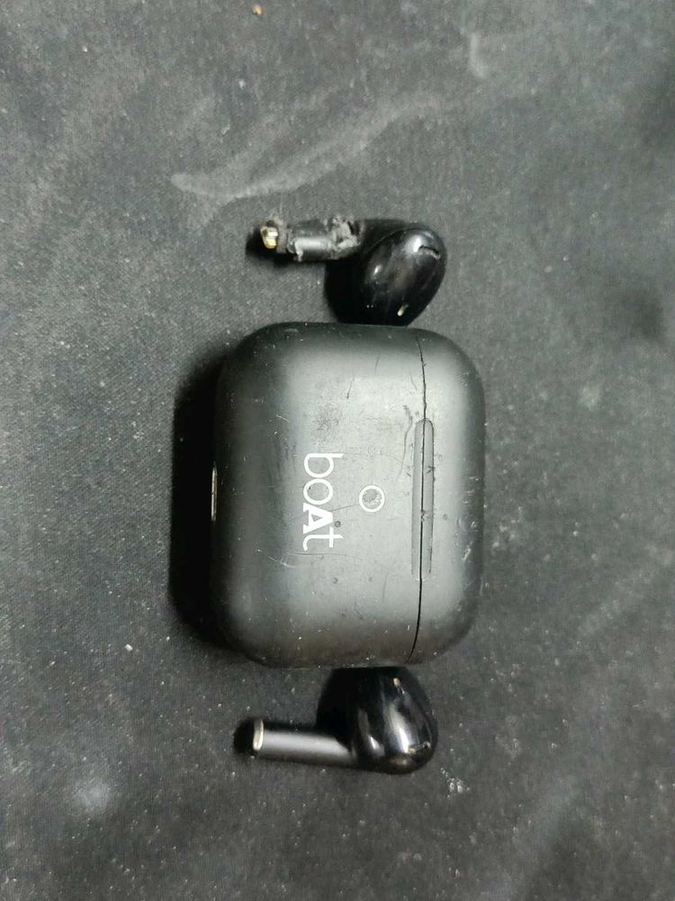 Used Boat Airdopes - Black One Of Airpod Is Broken