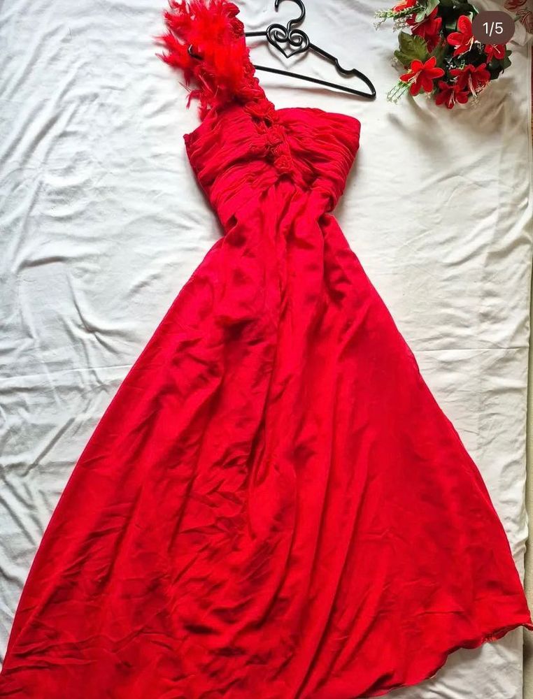 Red Feathered Gown🎀❤️🦋