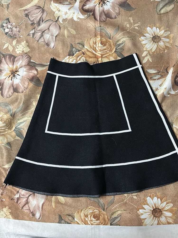 ⭕️B3G1⭕️ + 30 % Off On Combo❗️B&amp;W Mini Skirt