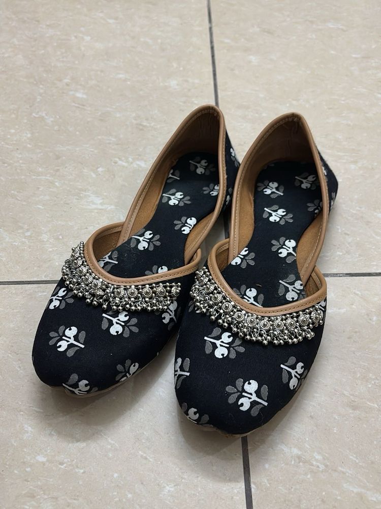Rajasthani Floral Juttis