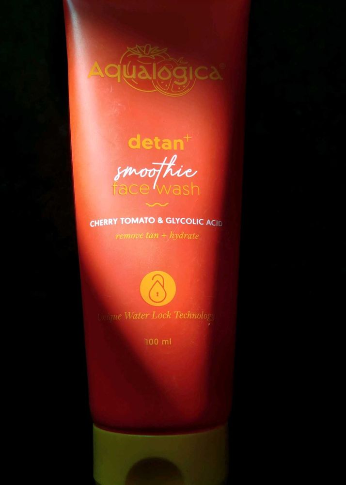 Aqualogica Detan+ Smoothie Face Wash