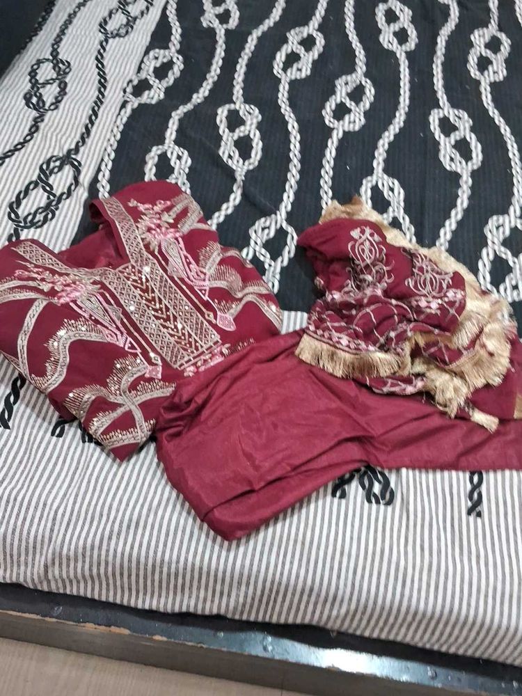 Pakistani Suit &amp;Free Gift