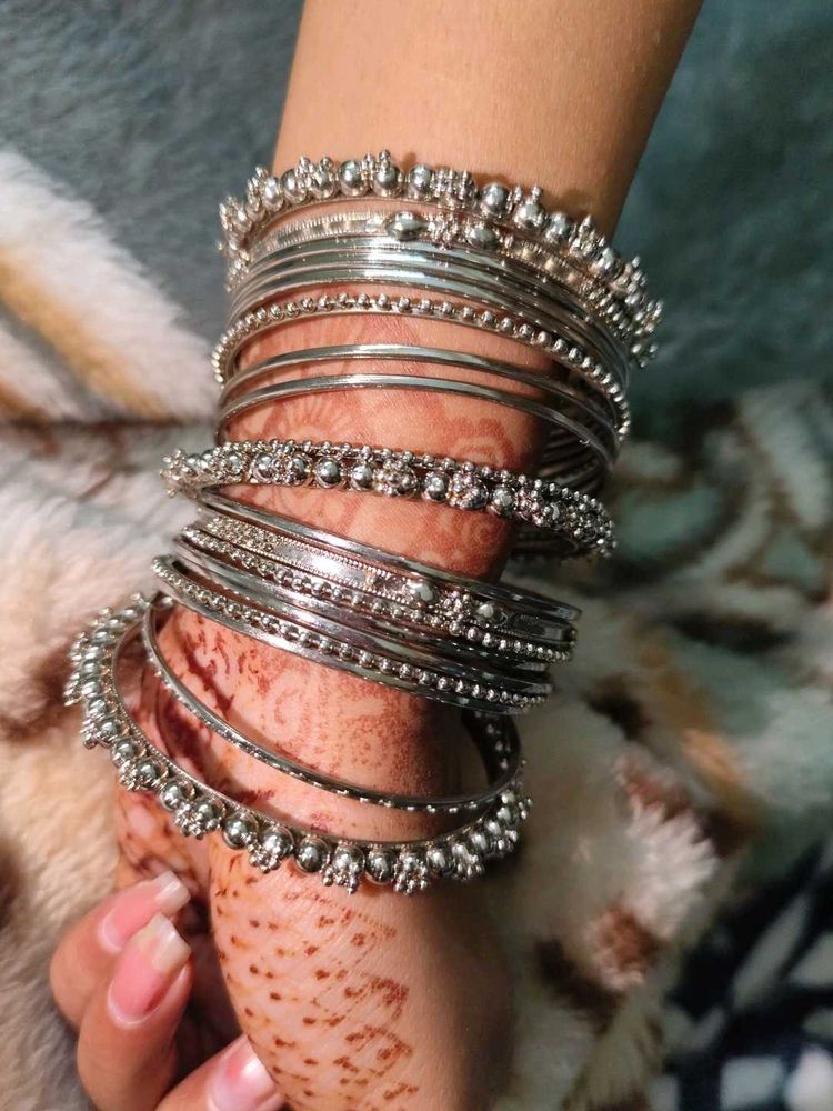 Silver Tone Bangle Set