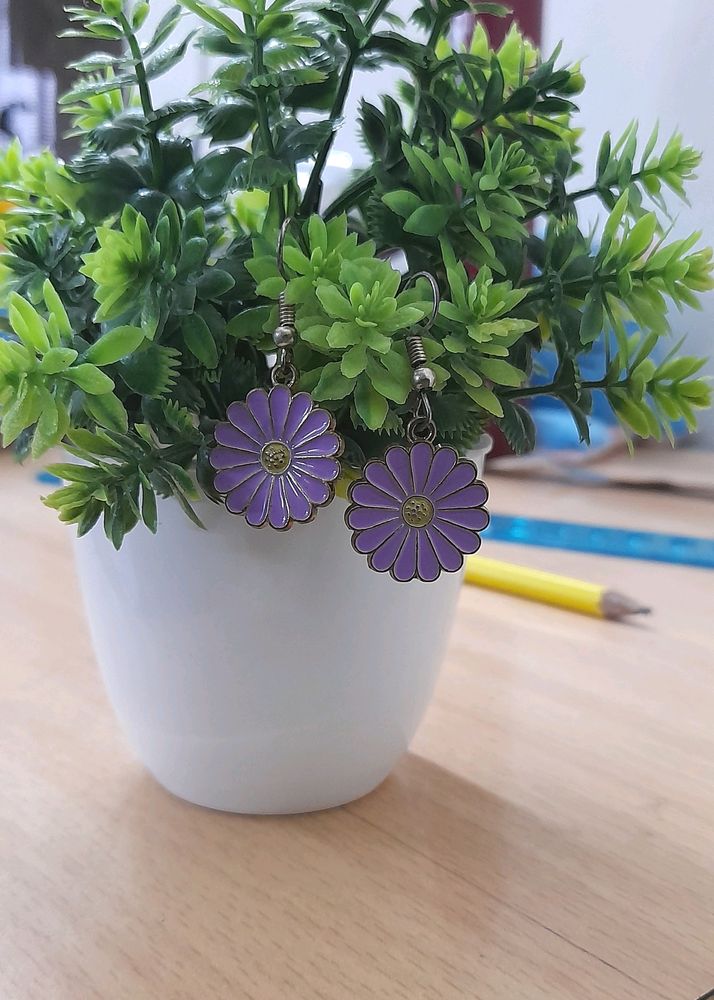 Pair of earrings And VASE