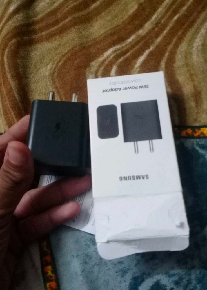 Samsung&#39;s Original Charger With Box And Warranty