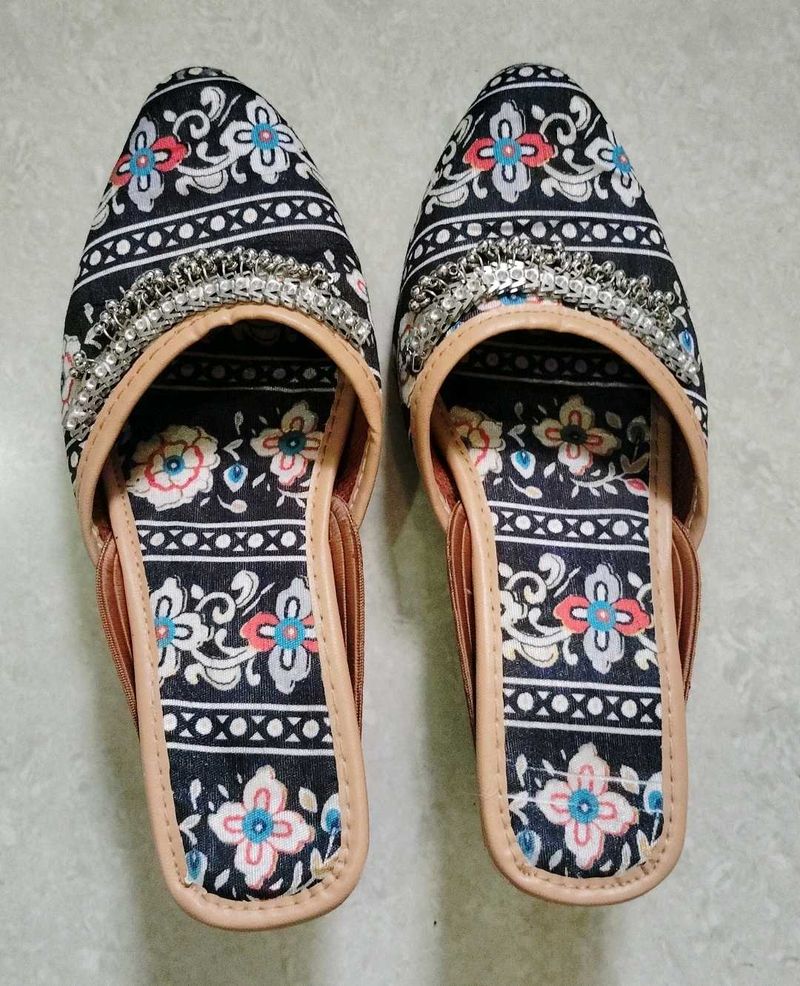 Floral Embroidered Women&#39;s Flats