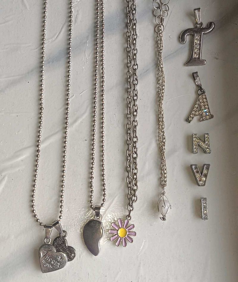Assorted Silver Necklaces📿 pack of 4