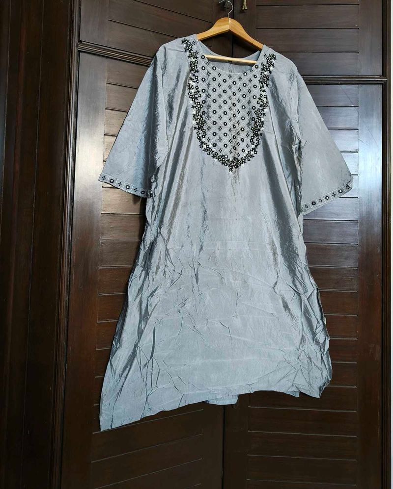 Women Grey Thread Embroidery Straight Kurta
