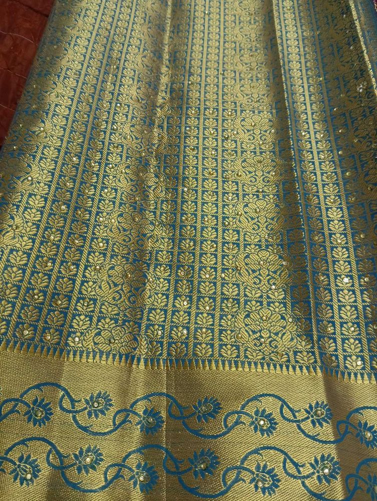 Elegant kanjeevaram silk Saree with golden zari