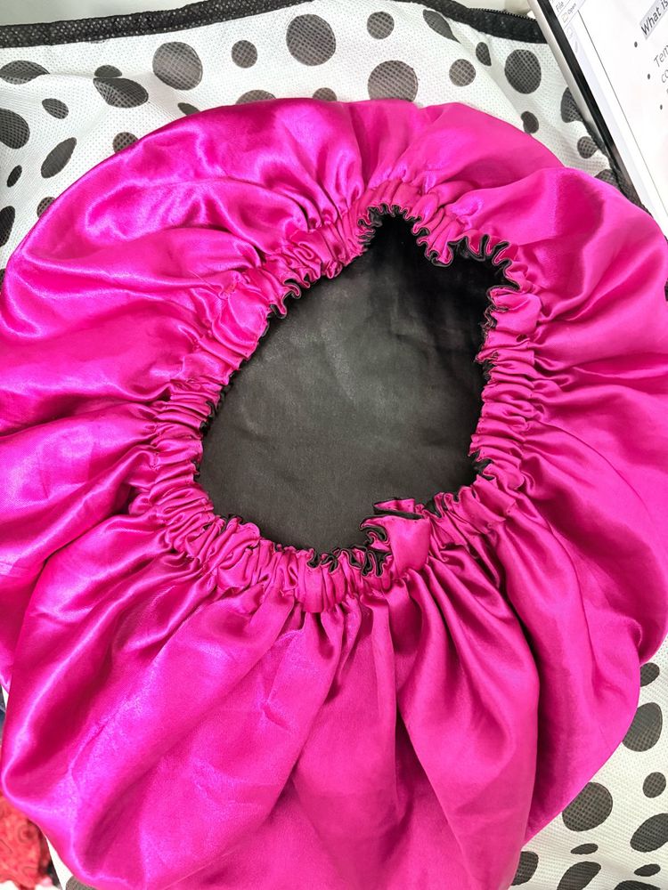 satin bonnet Made of shiny satinfabric