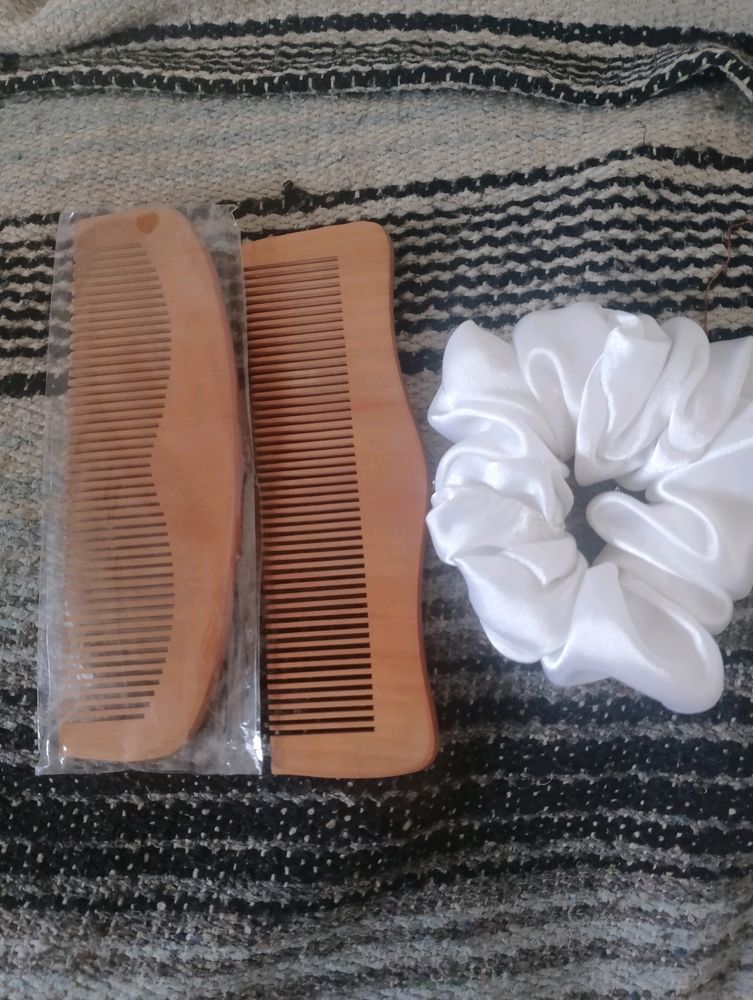 2 Wooden Comb With Scrunchie 🤍