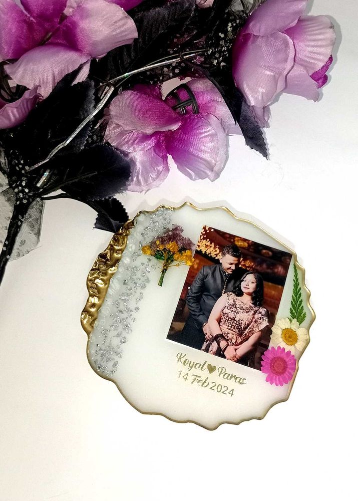 6" Resin Frame With Wooden Stand