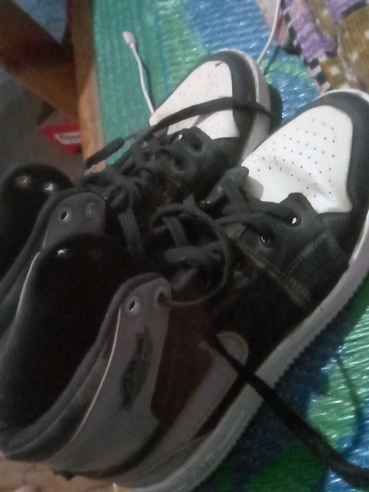 Cool Black &amp; White Sneakers